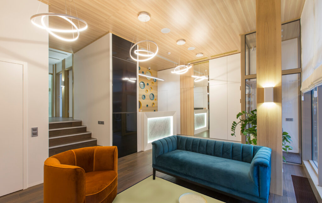 Diseño distintivo en remodelación de clínicas